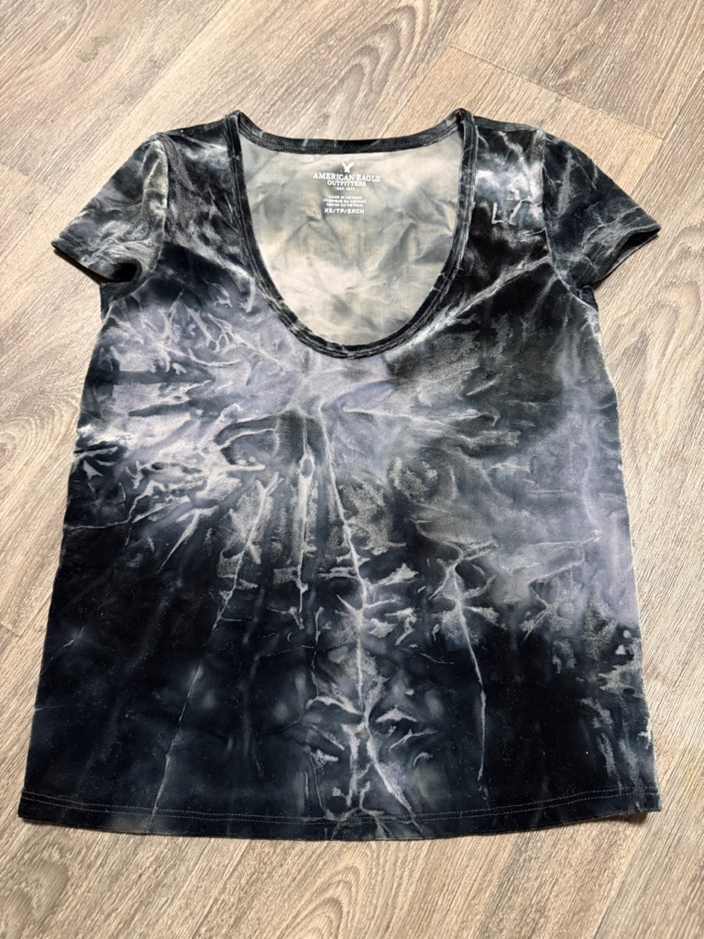 American Eagle Outfitters Black & Gray Tie-Dye Scoop Neck Tee